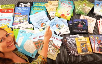 Spisovatelka Klára Smolíková věnovala několik svých knížek, komiksy a pexeso školákům českotěšínské ZŠ Kontešinec, která vyhořela a školní knihovnu má zničenou.