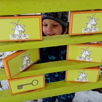 Kniha Husův dům je propojena s naučnou stezkou kolem Kozího Hrádku, kterou také napsala Klára Smolíkova a nakreslil Honza Smolík.