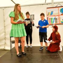 Divadelní představení bruntálské školy podle knihy Pozor, v knihovně je kocour!