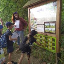 Kniha Husův dům je propojena s naučnou stezkou kolem Kozího Hrádku, kterou také napsala Klára Smolíkova a nakreslil Honza Smolík.