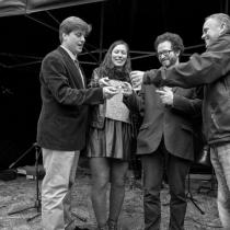 Starosta Sezimova Ústí Martin Doležal křtí vodou z Kozského potoka knihu H. U. S.