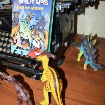 Tajná dvojka A + B: Zločin mezi dinosaury napsali Jiří W. Procházka a Klára Smolíková, ilustroval Viktor Svoboda.