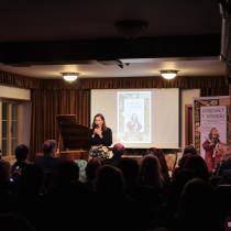 Klára Smolíková na vernisáži výstavy Komenský v komiksu