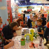 Autogramiáda po křtu dětské detektivky Tajná dvojka A + B: Zločin mezi dinosaury