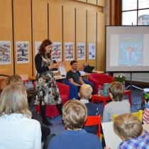 Křest knihy Spolkla mě knihovna. Napsala Klára Smolíková, ilustroval Vojtěch Šeda.