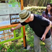 Kniha Husův dům je propojena s naučnou stezkou kolem Kozího Hrádku, kterou také napsala Klára Smolíkova a nakreslil Honza Smolík. Foto Jiří W. Procházka