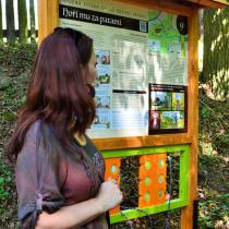 Kniha Husův dům je propojena s naučnou stezkou kolem Kozího Hrádku, kterou také napsala Klára Smolíkova a nakreslil Honza Smolík.  Foto Jiří W. Procházka