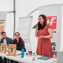 Spisovatelka Klára Smolíková a ilustrátor Vojtěch Šeda na Světě knihy představují knihu Pozor, v knihovně je kocour! Foto Mladá fronta - Kozohorský