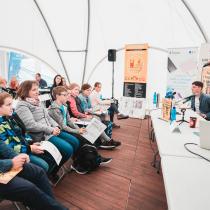 Spisovatelka Klára Smolíková a ilustrátor Vojtěch Šeda na Světě knihy představují knihu Pozor, v knihovně je kocour! Foto Mladá fronta - Kozohorský