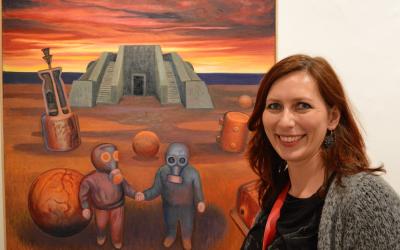 Klára Smolíková před obrazem Jaroslava Róny