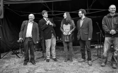 Zleva: Gerhard Frey-Reininghaus, Richard Vlasák, Klára Smolíková, Lukáš Fibrich a starosta Sezimova Ústí Martin Doležal. Fotila Helena Fibrichová. 