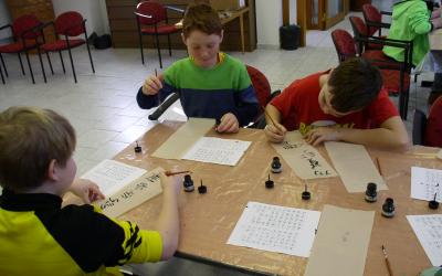 Psaní štětcem na dílně k výstavě Spolkla mě knihovna v pečecké knihovně