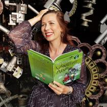 Klára Smolíková s knihou Vynálezce Alva 3_foto Milan Jarolím