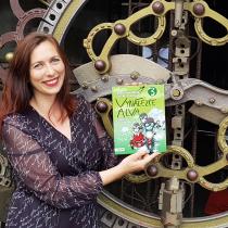 Klára Smolíková s knihou Vynálezce Alva 3_foto Milan Jarolím