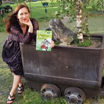 Klára Smolíková s knihou Vynálezce Alva 3_foto Milan Jarolím