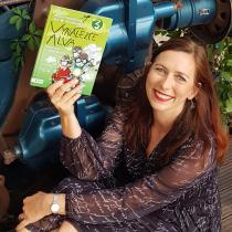 Klára Smolíková s knihou Vynálezce Alva 3_foto Milan Jarolím