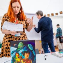 Klára Smolíková a Martin Hanschild a Kurýr z planety Země_foto Barbora Fait