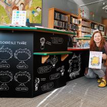 Pult v dětském oddělení českotěšínské knihovny ozdobený motivy z publikace Zakousněte se do knihy