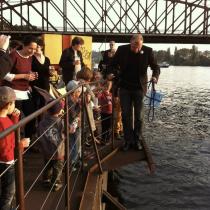 Herec Petr Rychlý křtí Vynálezce Alvu vodou z Vltavy.