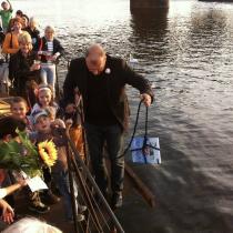 Herec Petr Rychlý křtí Vynálezce Alvu vodou z Vltavy.