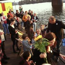 Herec Petr Rychlý křtí Vynálezce Alvu vodou z Vltavy.