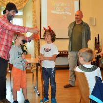 Písničkář Marek Vojtěch, ilustrátor Honza Smolík a spisovatelka Klára Smolíková na křtu knihy Čertice Dorka. Fotil Jiří W. Procházka.